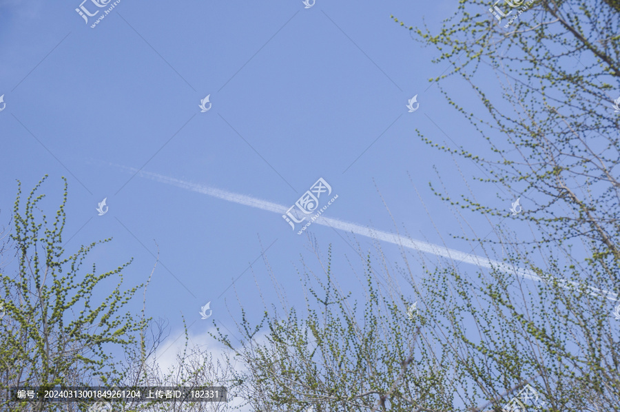 飞行轨迹的天空