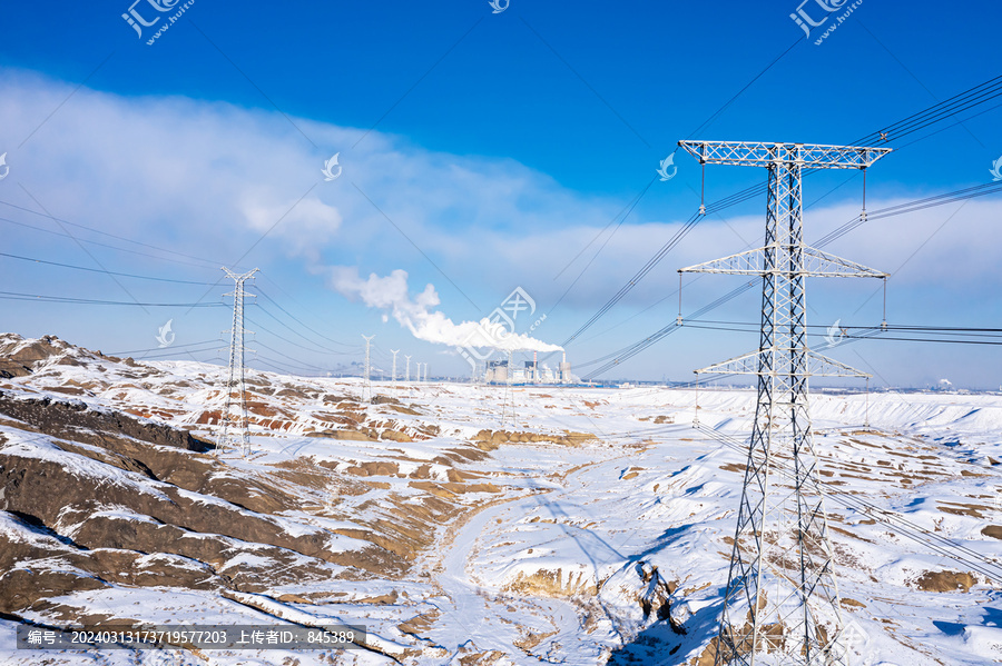 冬天山区雪地工厂高压线塔