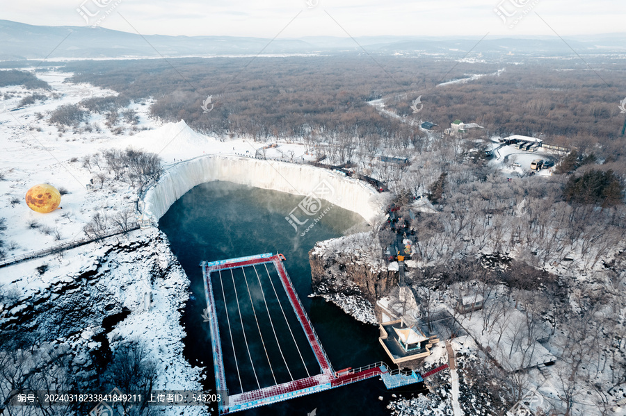 镜泊湖冬季旅游吊水楼冰瀑布