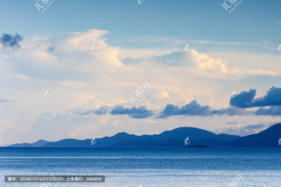 夏天傍晚深圳海边的山水云