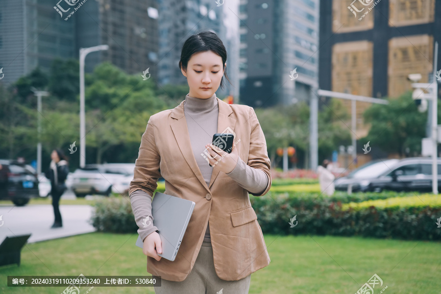 职业女性在户外多任务处理