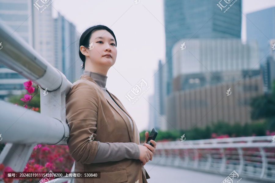 职业女性在城市桥上抬头沉思