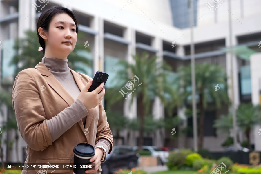 年轻女子在花园里欣赏音乐