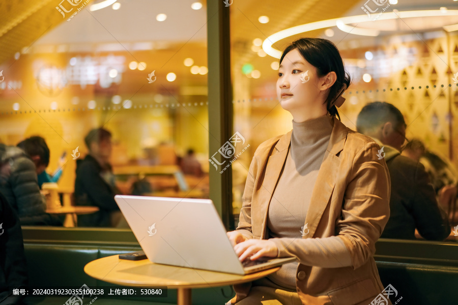 年轻女性在咖啡店办公