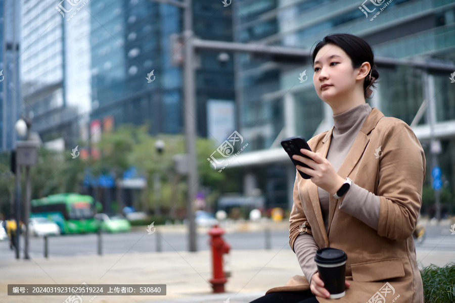 在户外使用手机的自信女性