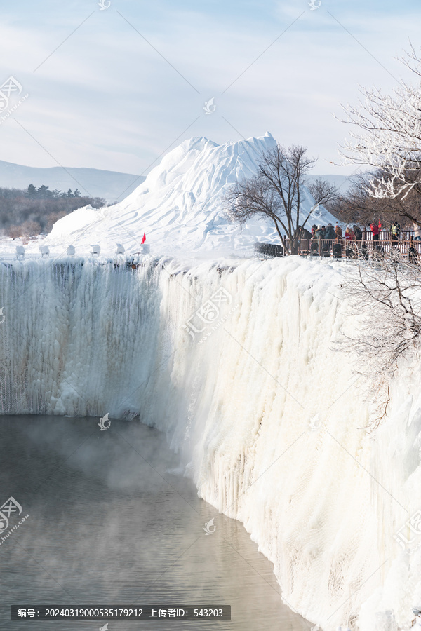 镜泊湖冬季雪山吊水楼冰瀑布