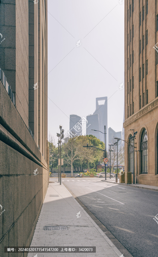 上海万国建筑群间城市道路街景