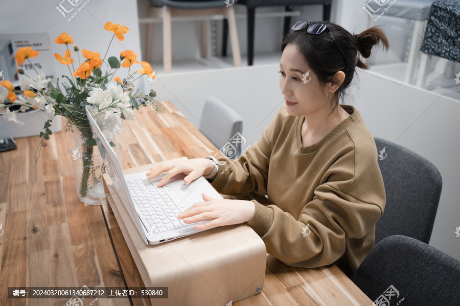 自由职业女性在笔记本电脑前工作