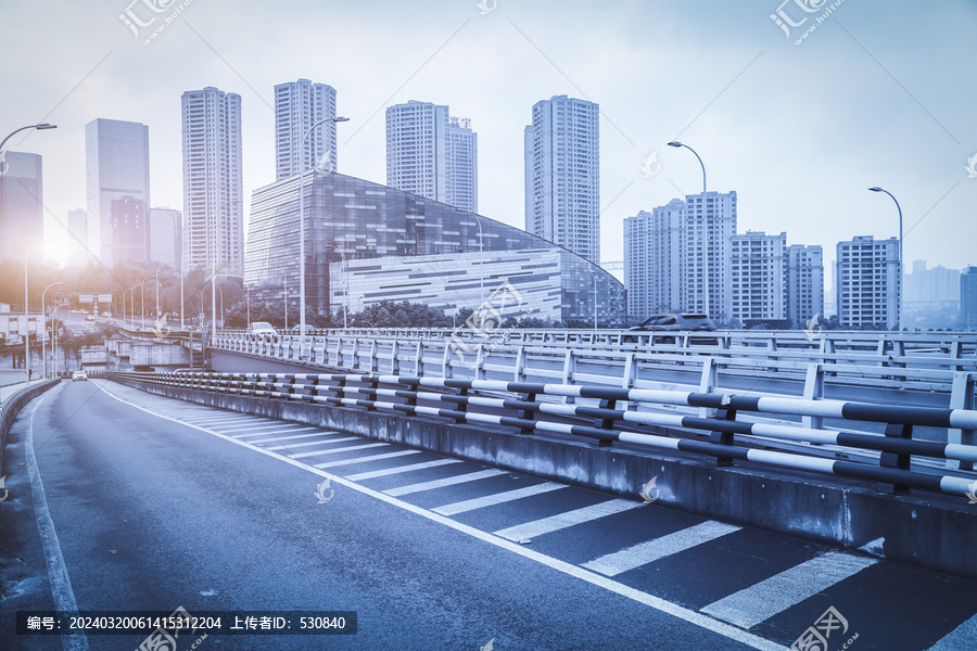 蓝色调的城市桥梁街景
