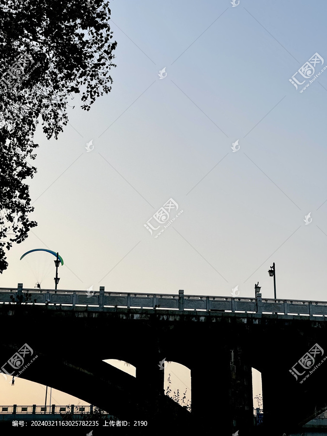 靳江河大桥滑翔伞