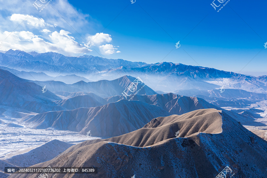 山雾缭绕祁连山山脉