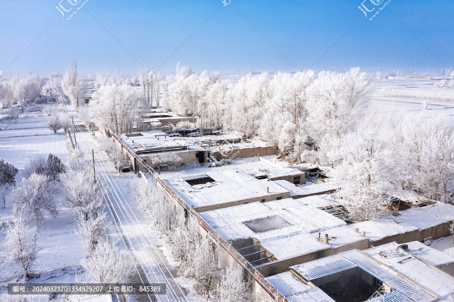 航拍北方冬天农村田园雾凇雪景