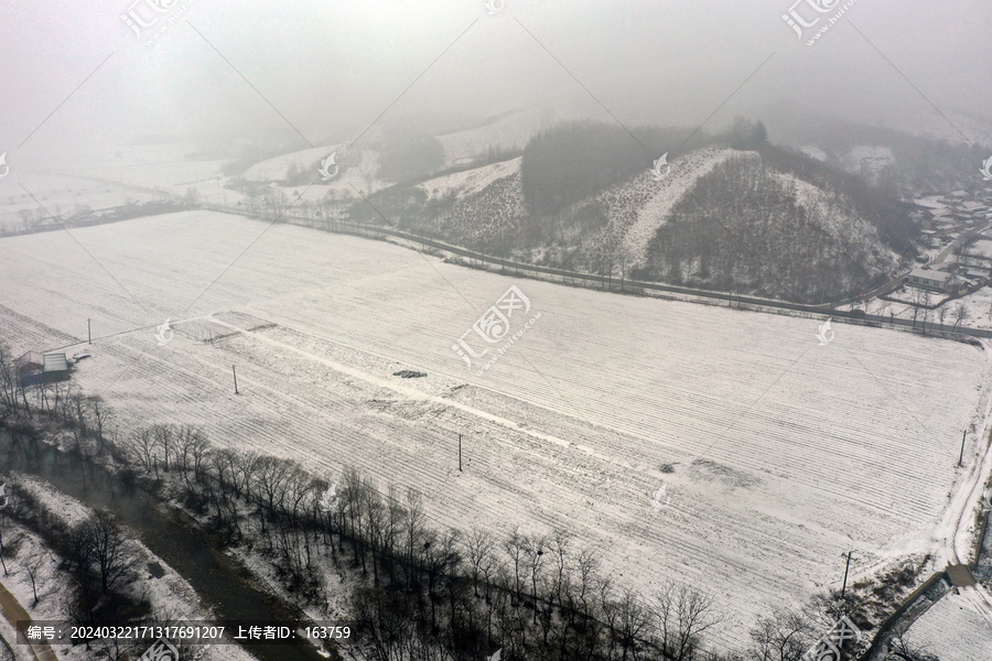 大雪中的田地和小山