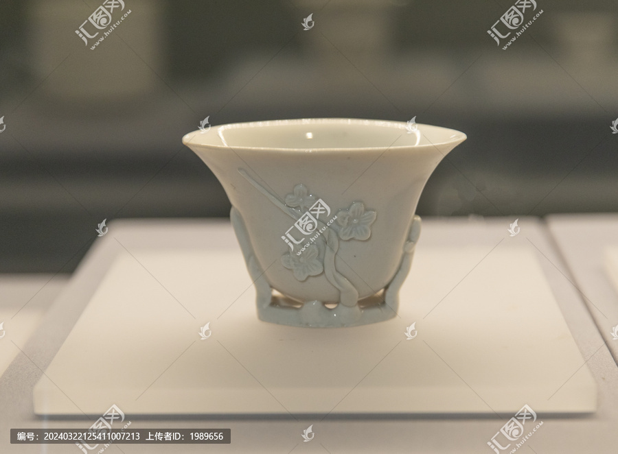 清代德化窑白釉贴梅花瓷杯