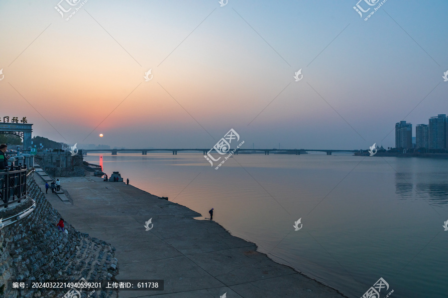 湖北省襄阳市夕阳下的长虹大桥