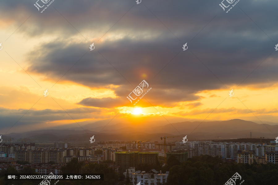 落日夕阳下的景洪市