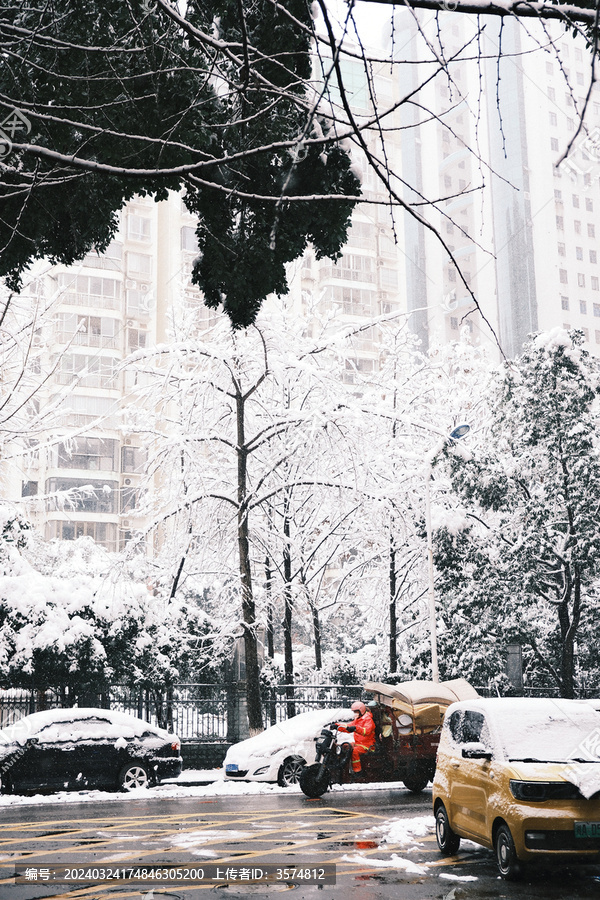 雪中的环卫工人