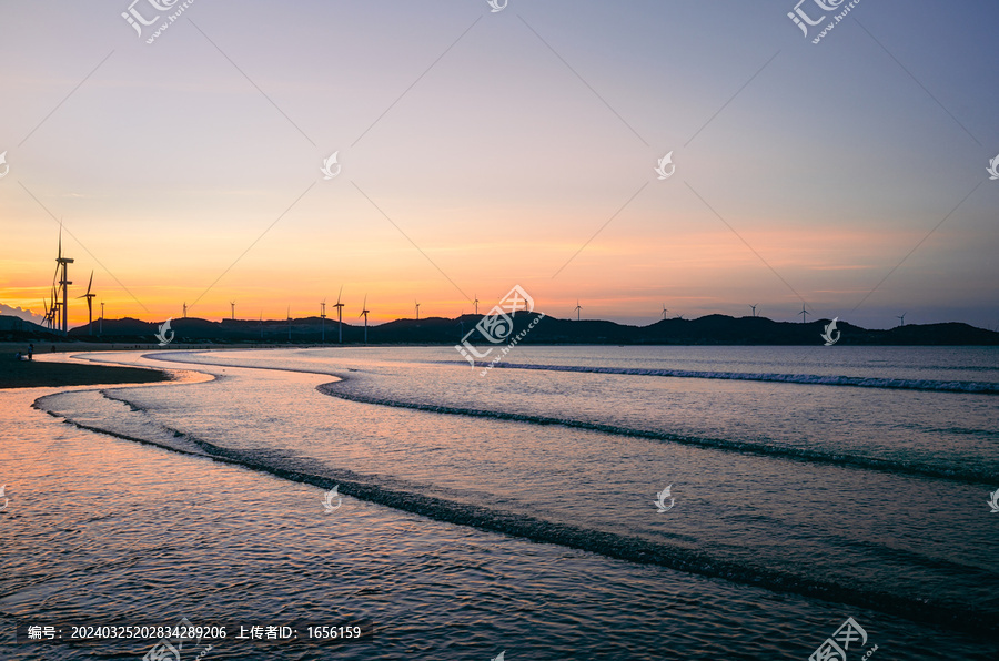 夕阳时的潮汐波浪