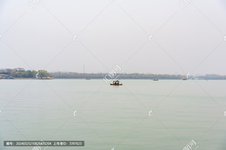 春天碧波上湖面上的游船