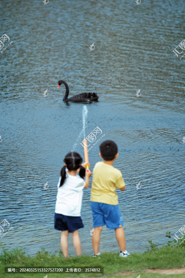 孩童戏水