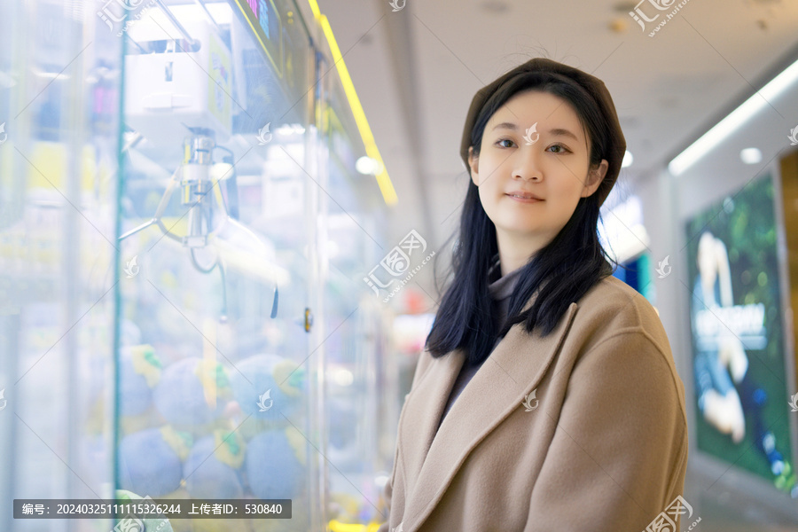 商场女子在娃娃机面前开心凝视