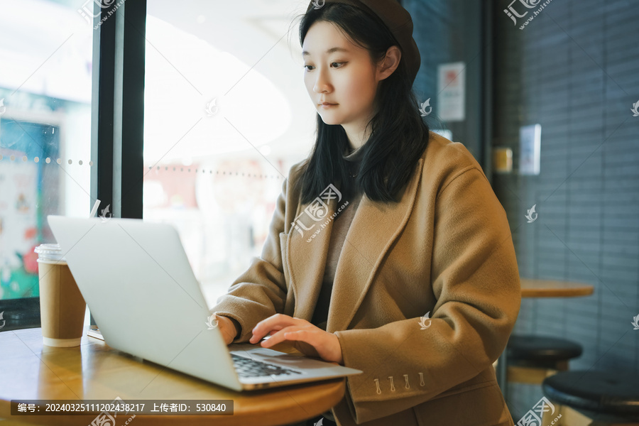 在咖啡店移动办公的年轻女性