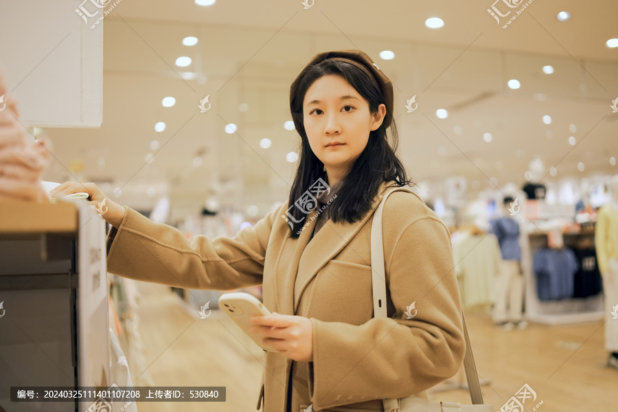 年轻女性在商场挑选商品