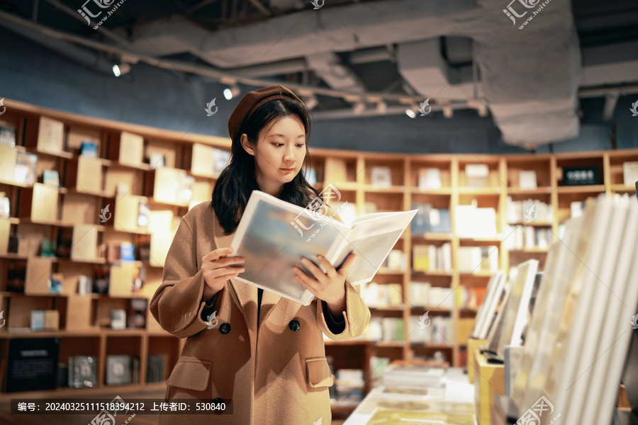 书店独立探索知识学习的女性