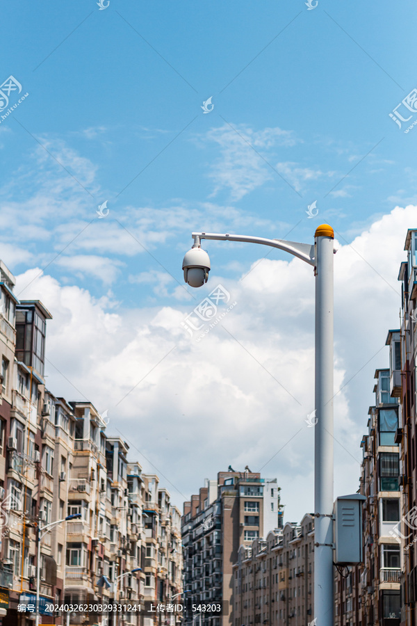 蓝天白云下城市天眼监控摄像头