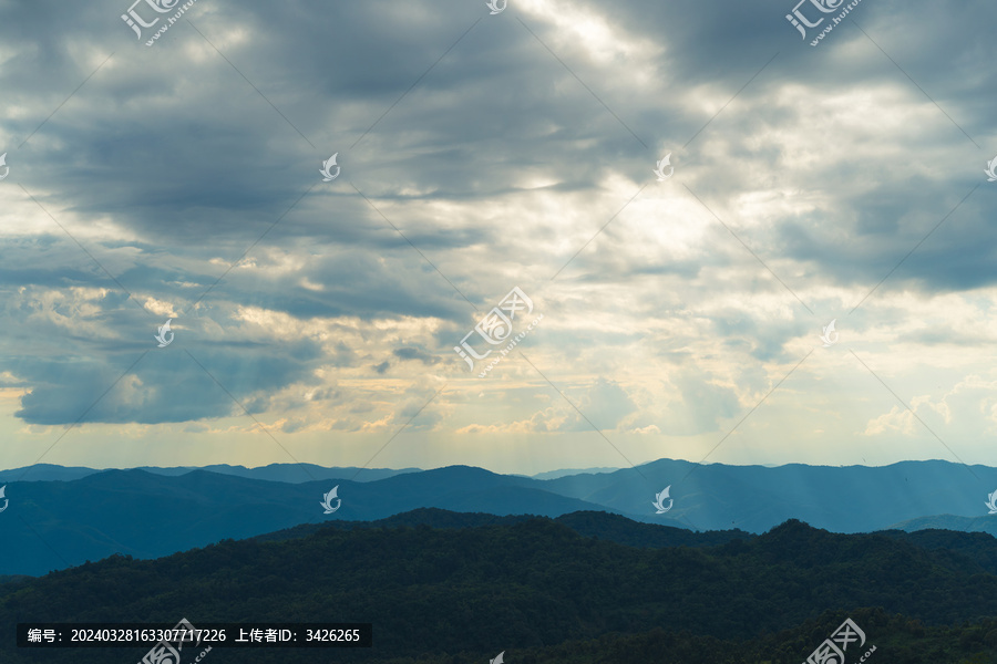 山顶的天空和风景