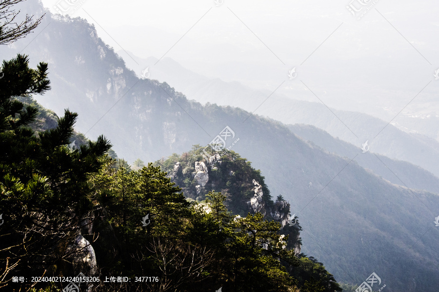 云雾缭绕的庐山风光