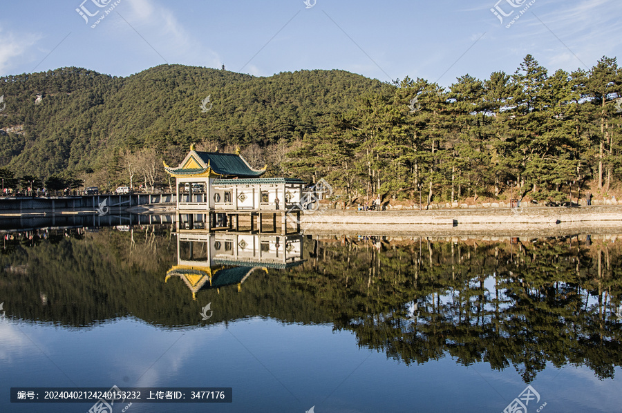 庐山如琴湖倒影