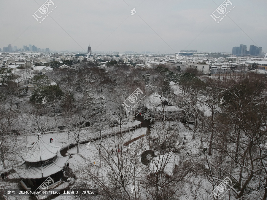 雪天在拙政园眺望北寺塔