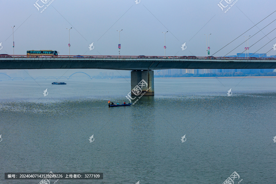 蓝天下的杭州城市阳台风光