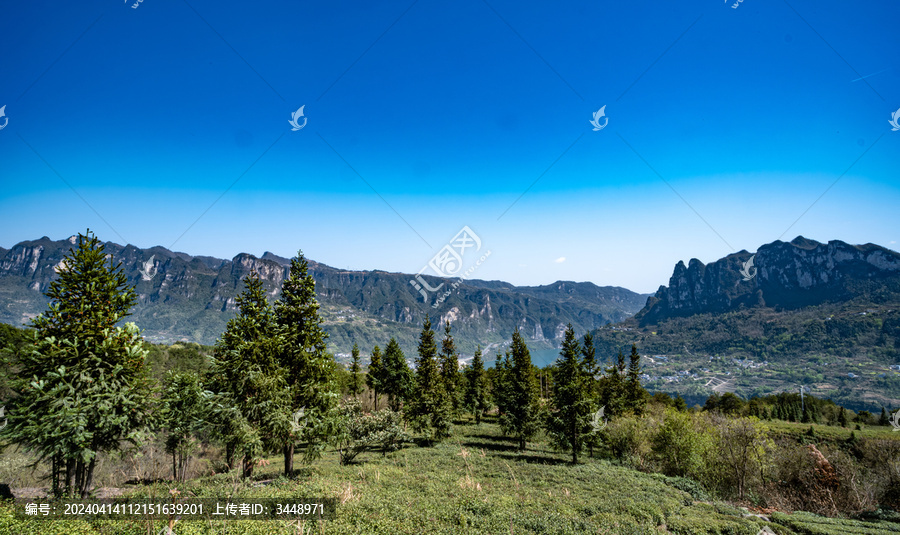 远眺长江三峡峡湾