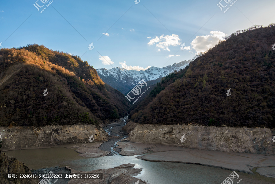 去九寨沟路上经过的雪山