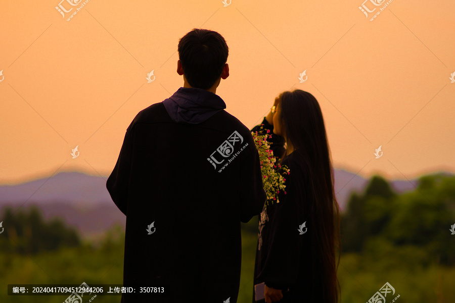 夕阳下情侣送花剪影