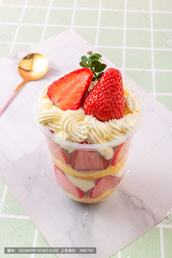 草莓波波杯蛋糕