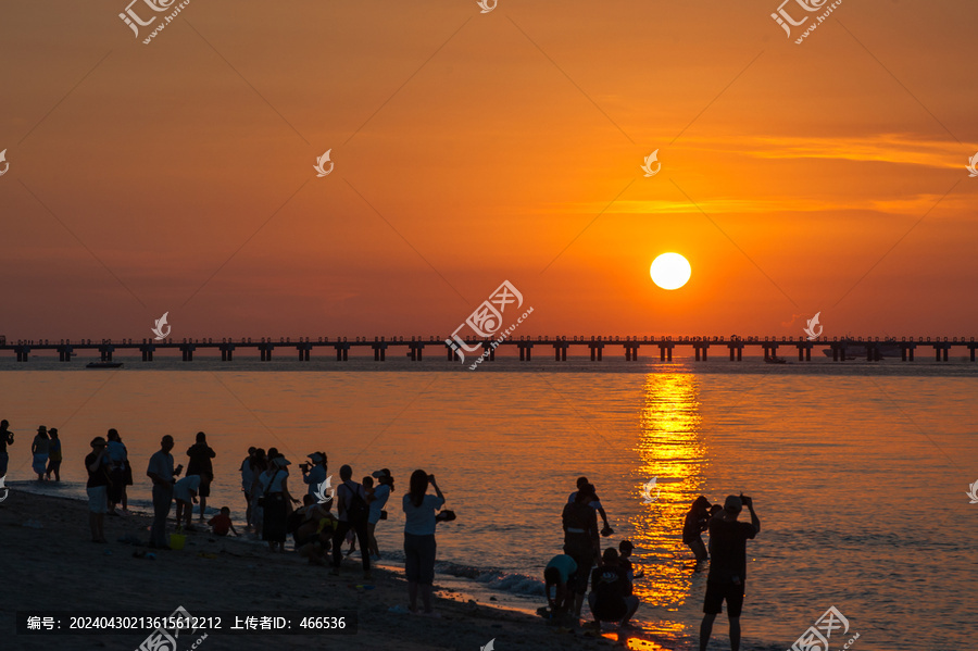 广西北海涠洲岛蓝桥海边观日落