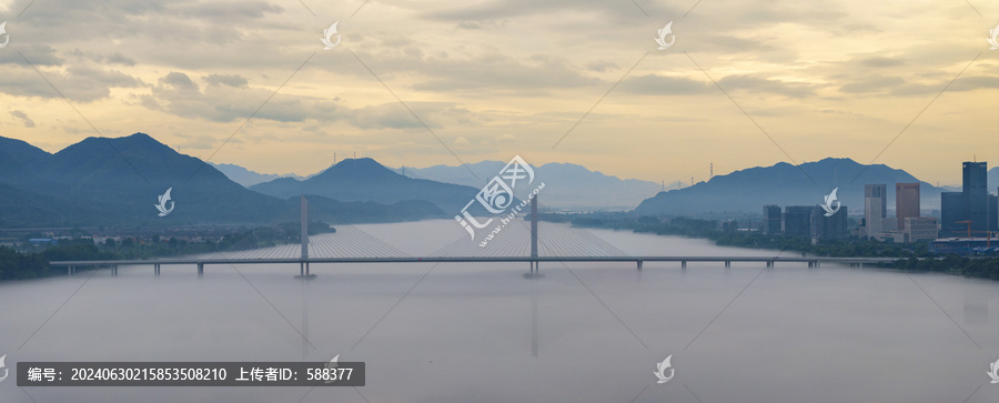 杭州富陽富春江晨霧