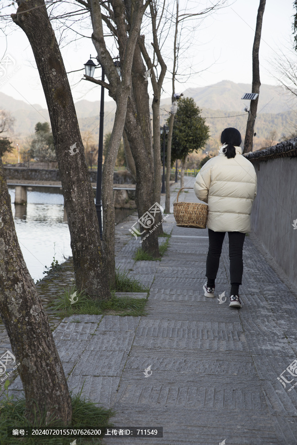 山村女孩挎竹籃背影