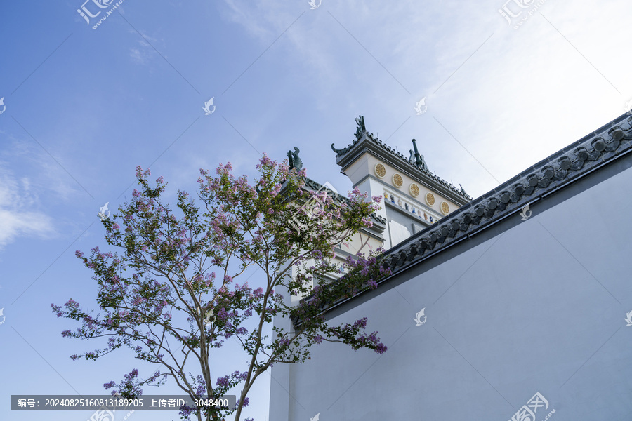 藍(lán)天白云下的徽派明清建筑