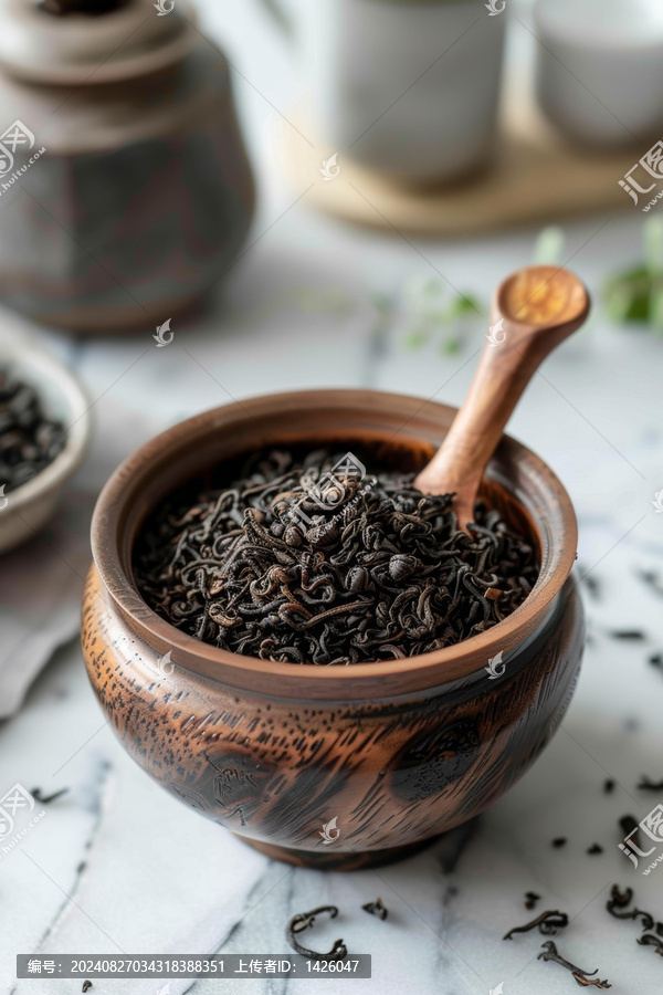 一碗用木勺盛著的紅茶葉