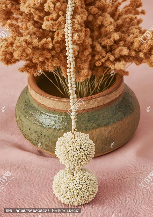 白色毛球花環(huán)懸掛在花盆里的干花