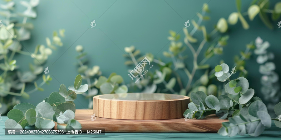 圓形木色底座上的桉樹葉