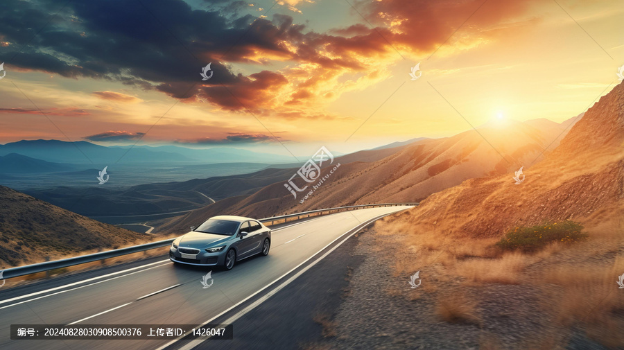 夕陽西下時(shí)汽車在山口的柏油馬路上行駛