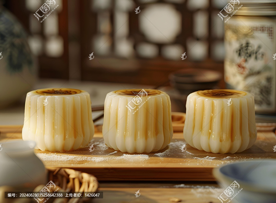 木盤上的三塊白糯米糕