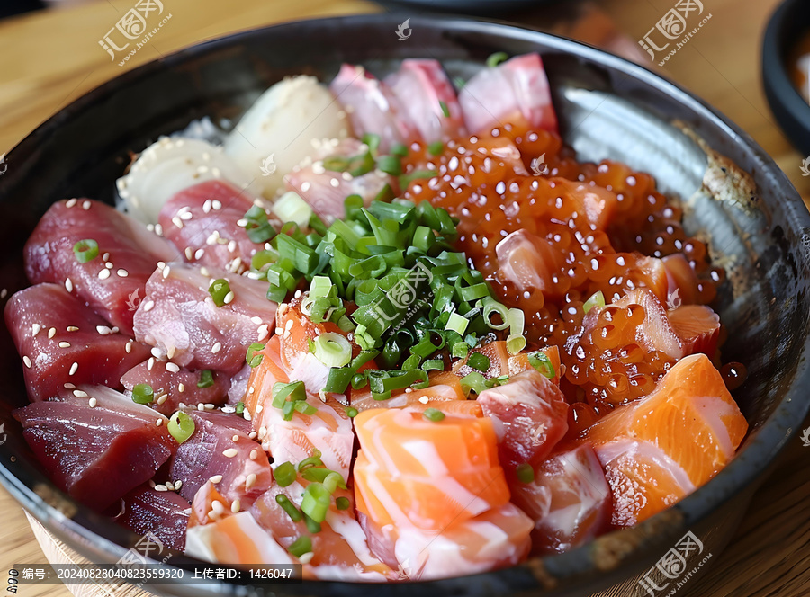 【日式海鮮蓋飯】新鮮美味的三文魚、金槍魚、北極貝、海膽蓋飯，營養(yǎng)豐富，口感鮮美，是日料中的經(jīng)典菜品之