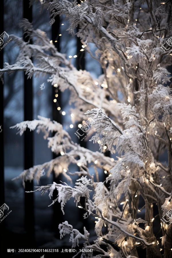 一棵覆蓋著白雪和燈光樹