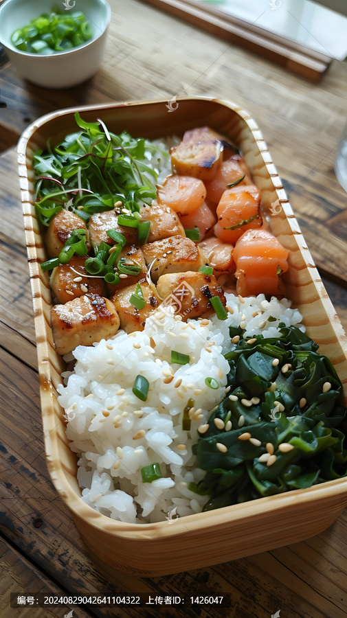 三文魚便當(dāng)盒配米飯和蔬菜
